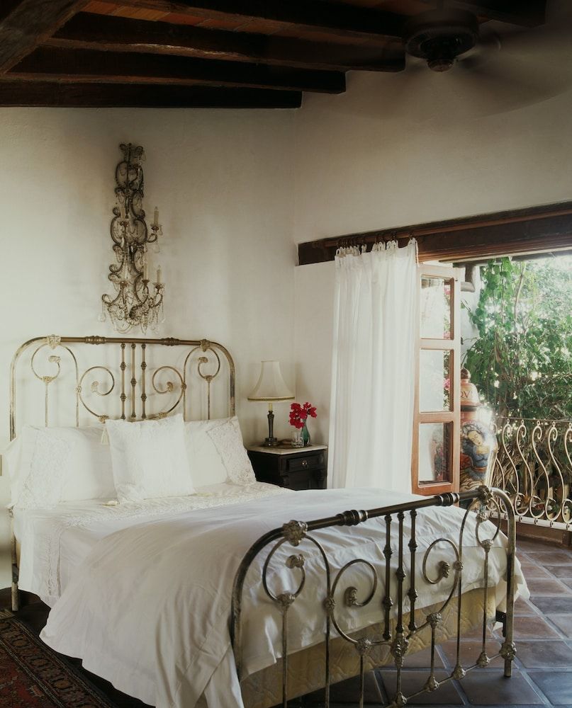 Junior Suite Crown view, 1 Queen Bed, Courtyard View, Balcony