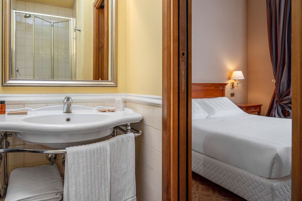 Hotel Oceania Superior Double Room 9