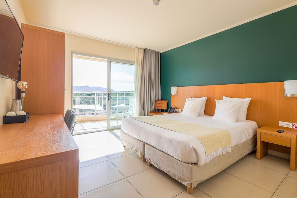 Family Room, Connecting Rooms (2 adults + 2 children)