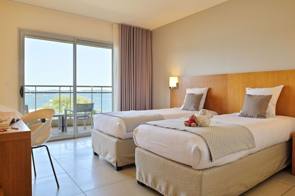 Family Room, Connecting Rooms (2 adults + 2 children)