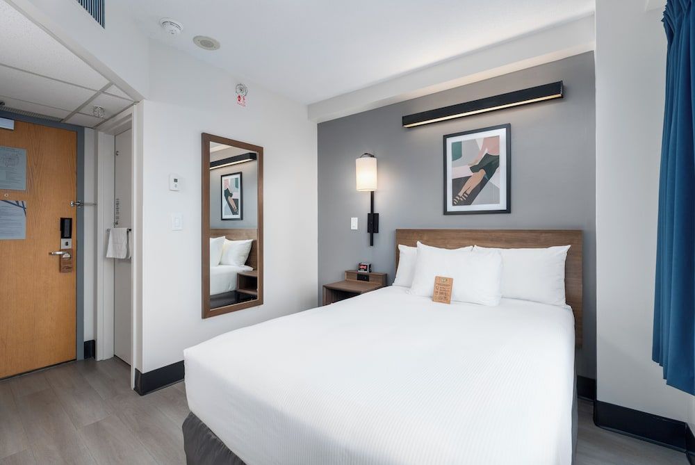 YWCA Hotel Room, 1 Double Bed, Shared Bathroom (Semi Private Bathroom) 2