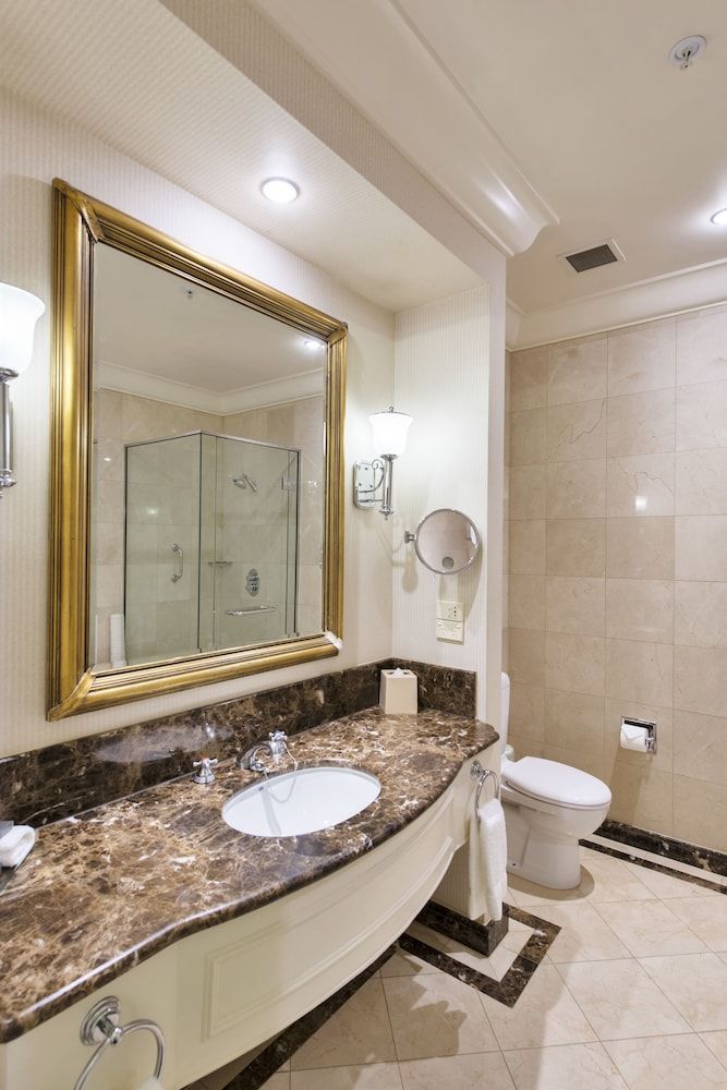 Treasury Brisbane Deluxe King Room 9