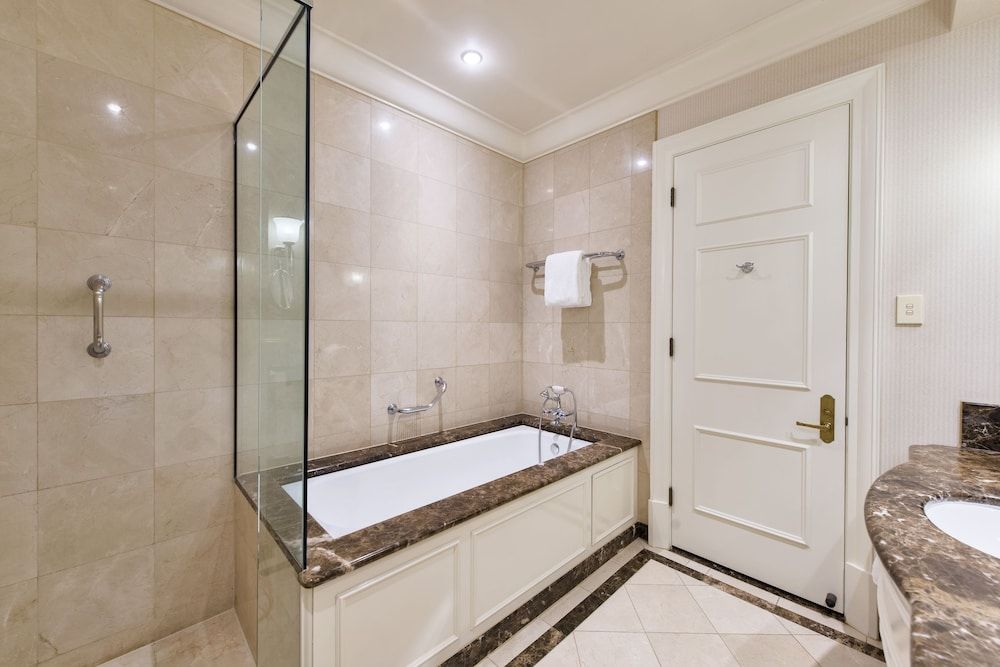 Treasury Brisbane Deluxe King Room 8