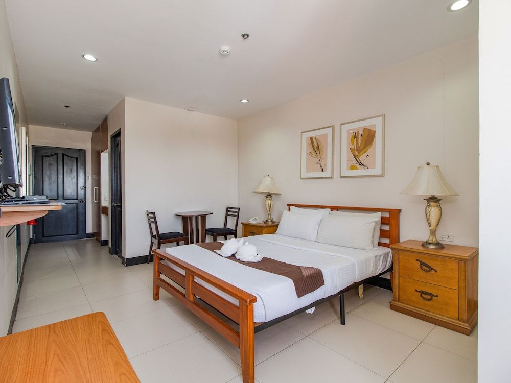 Main Hotel & Suites Standard Room, 1 Queen Bed 2