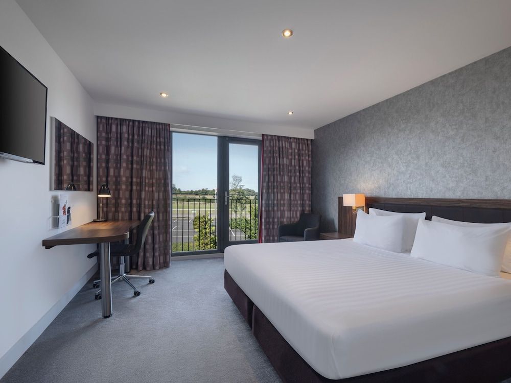Standard Room, 1 King Bed (Racecourse View)