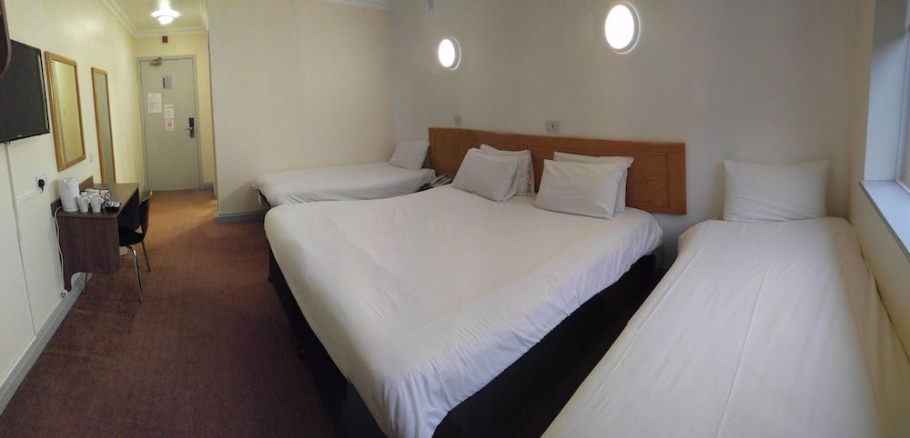 247 Hotel Quadruple Room 17