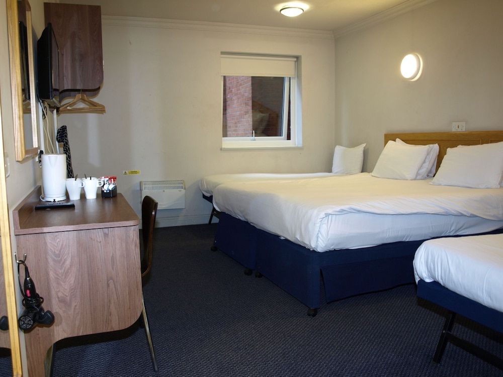 247 Hotel Quadruple Room 18