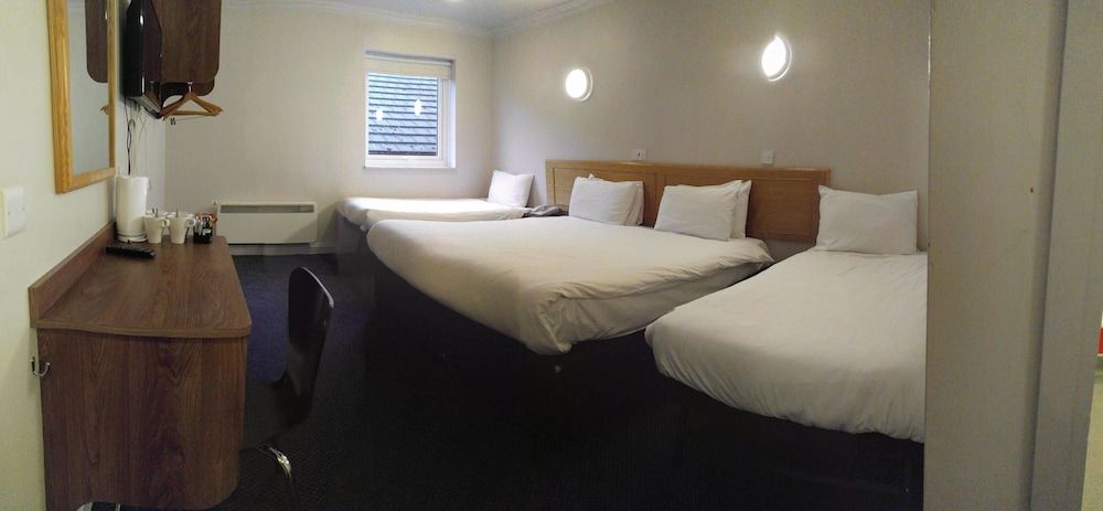 247 Hotel Quadruple Room 12