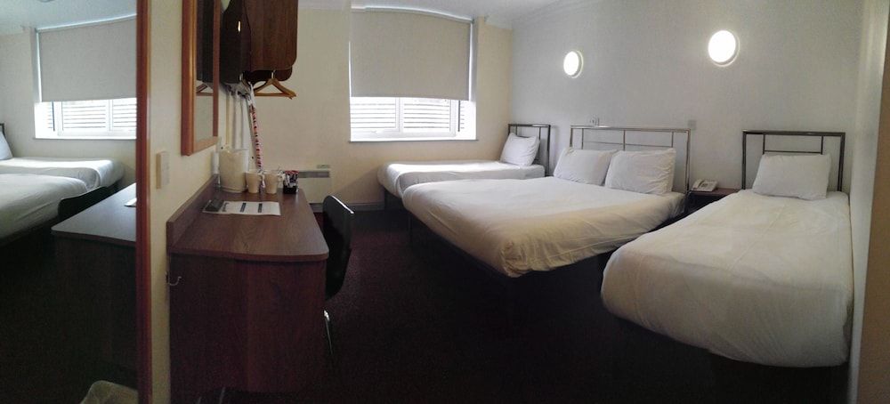 247 Hotel Quadruple Room 7
