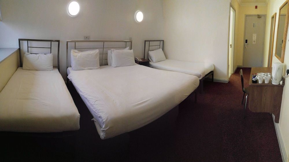 247 Hotel Quadruple Room 8