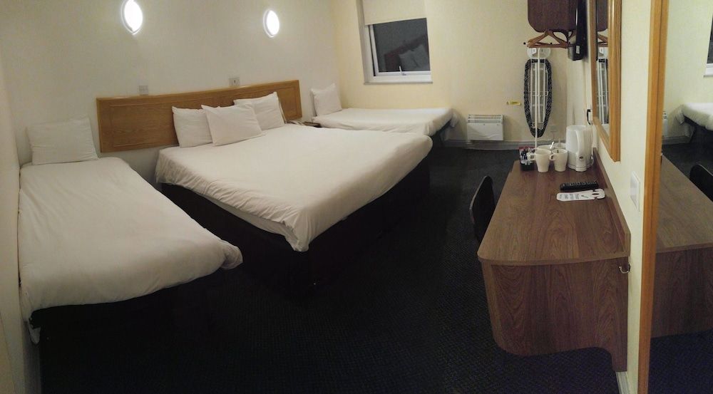 247 Hotel Quadruple Room 23