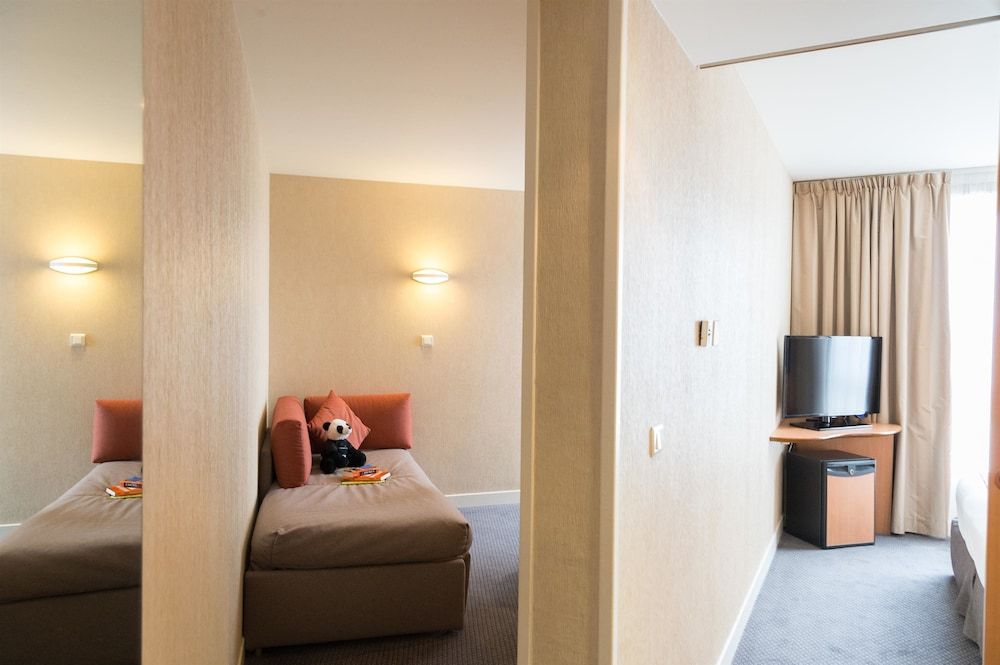 Best Western Plus Paris Saclay Family Room, 2 Twin Beds, Smoking 4