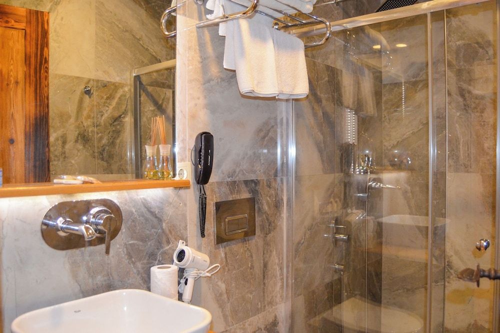 Akkan Hotel Standard Room 14