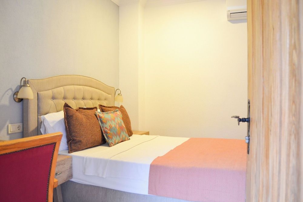 Akkan Hotel Standard Room 4