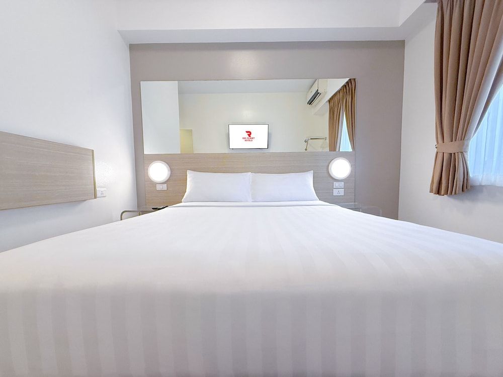 Red Planet Manila Aseana City Double Room 3
