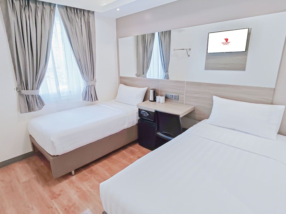 Red Planet Manila Aseana City City Twin Room 2