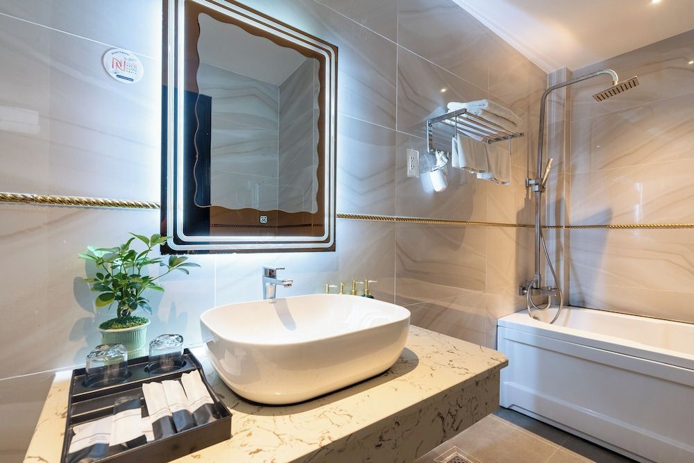 Nicecy Saigon Hotel Deluxe Twin Room 5