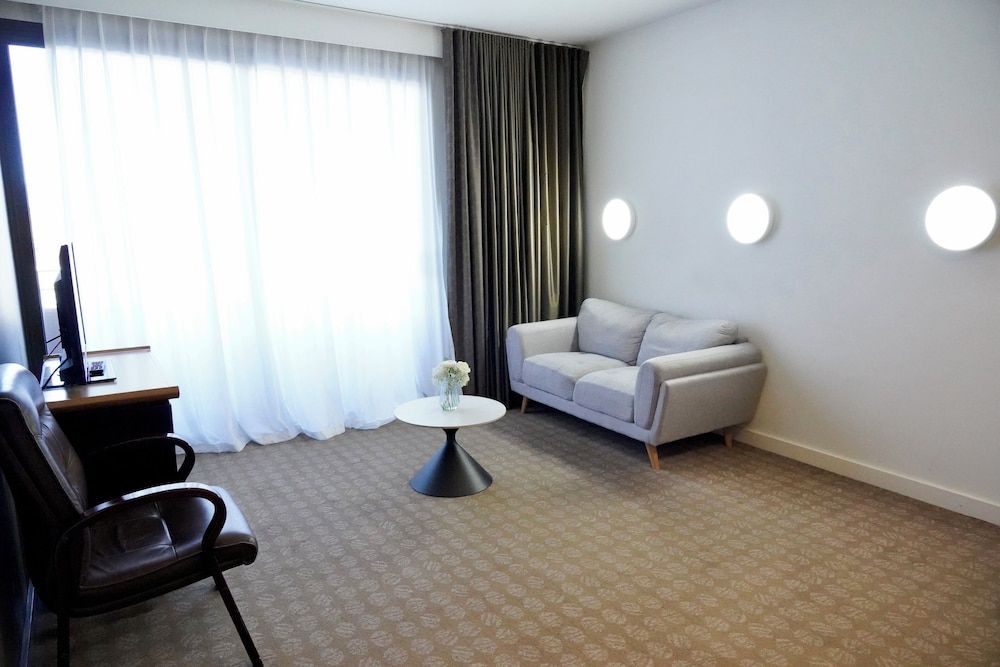 Golden Pebble Hotel Deluxe Suite 3