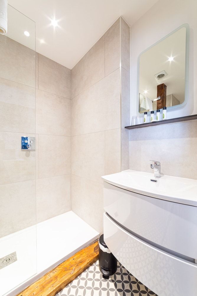 The Mount Pleasant Hotel Family Suite, Ensuite 8