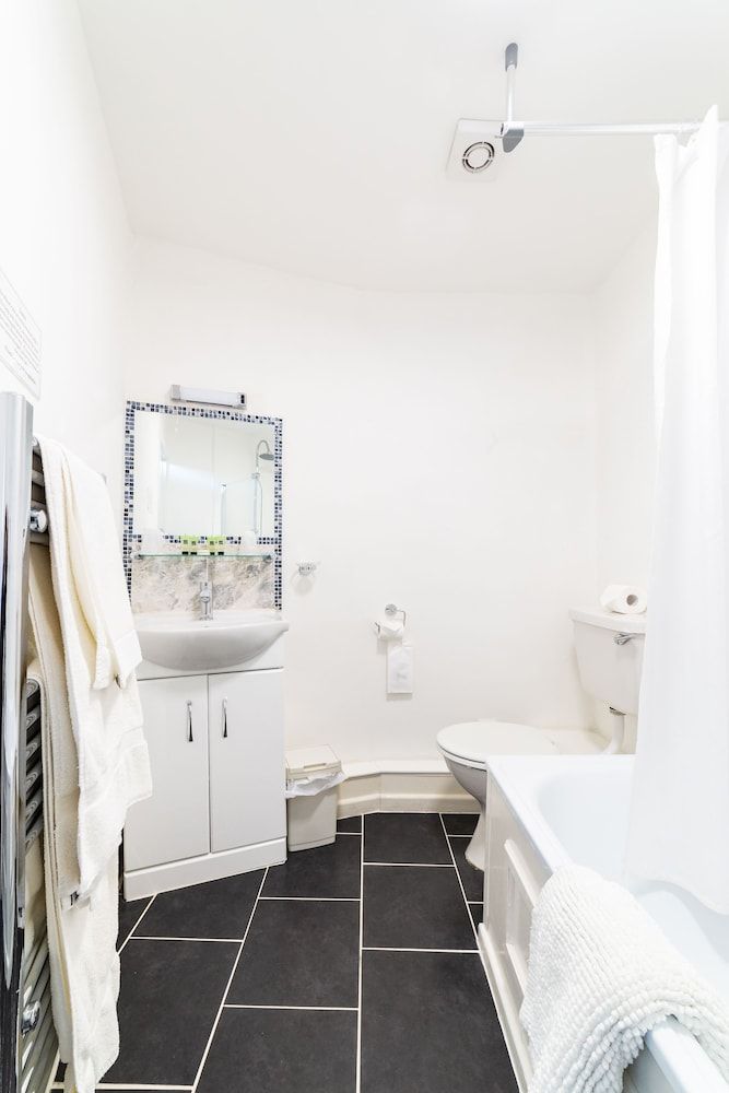 The Mount Pleasant Hotel Deluxe Double Room, Ensuite (With View) 10