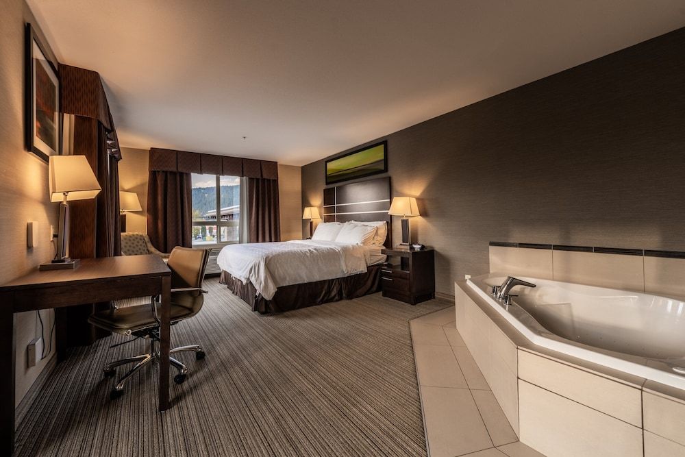 Suite, 1 King Bed, Mountain View