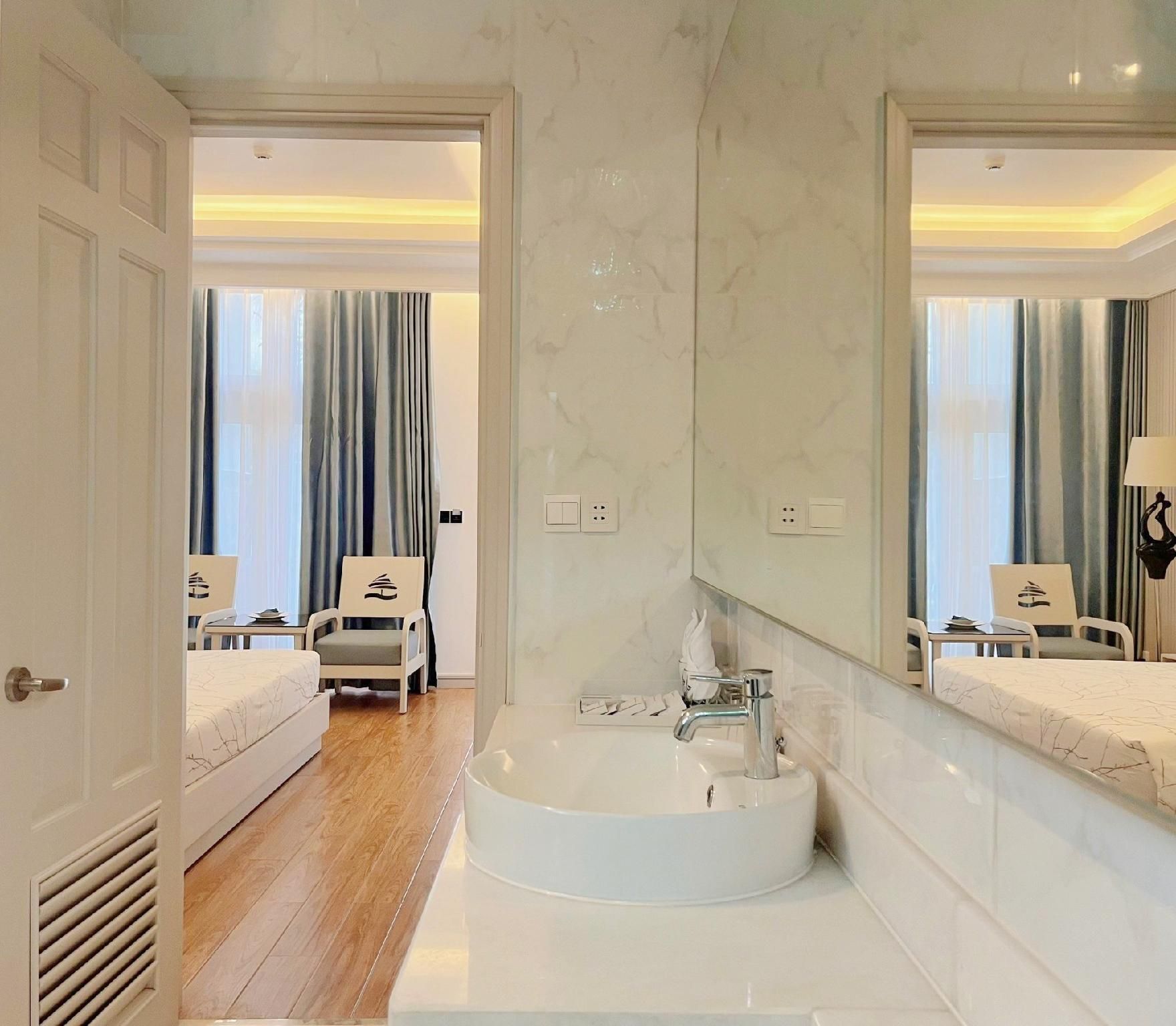 Deluxe Bungalow  Poolside