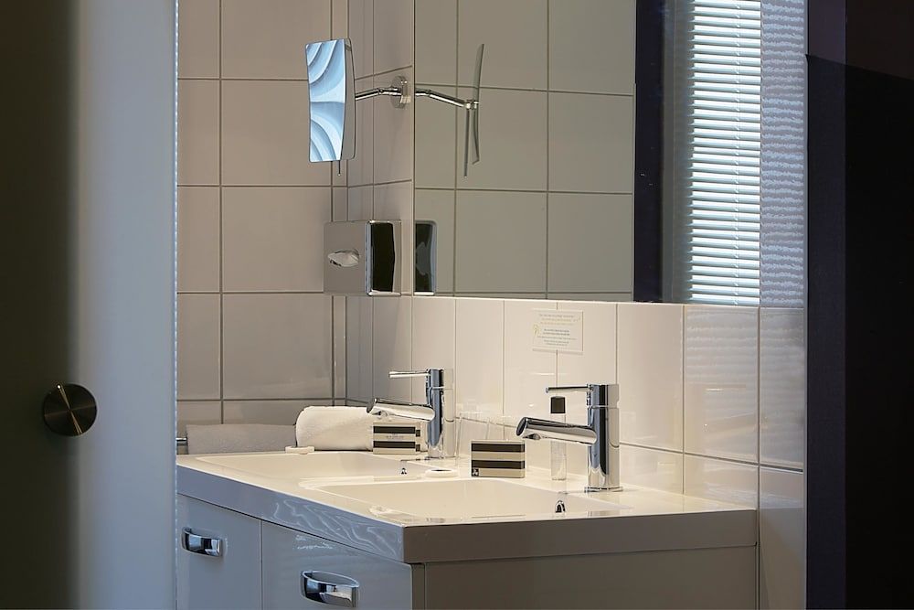 Best Western Hotel De La Breche Suite, 1 King Bed with Sofa bed, Non Smoking (with Sofabed) 4