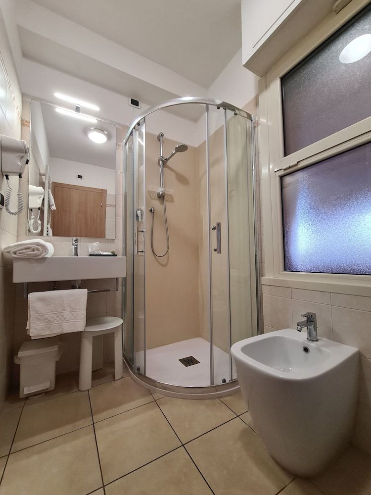 Hotel Cladan Superior Single Room 4