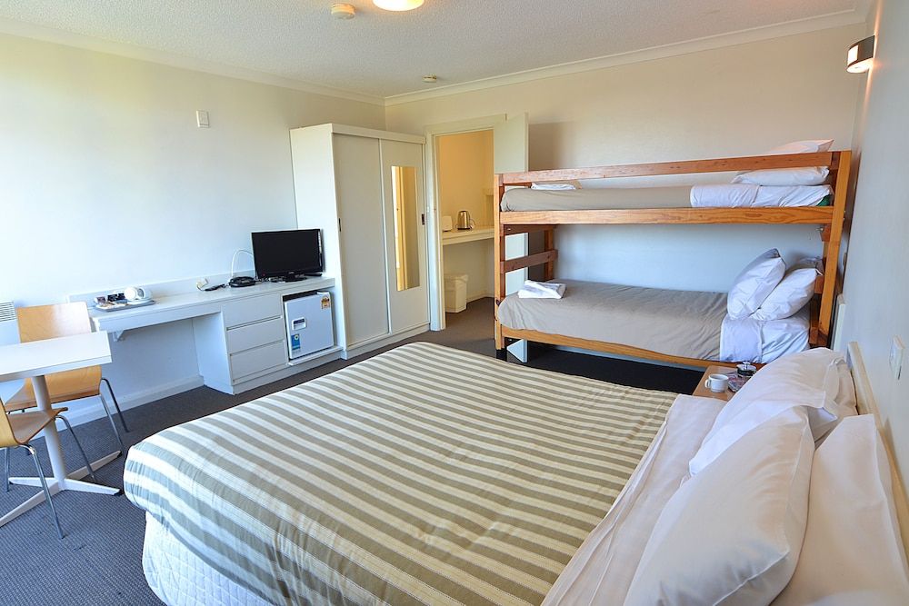 Alexander Motor Inn & Apartments Family Room