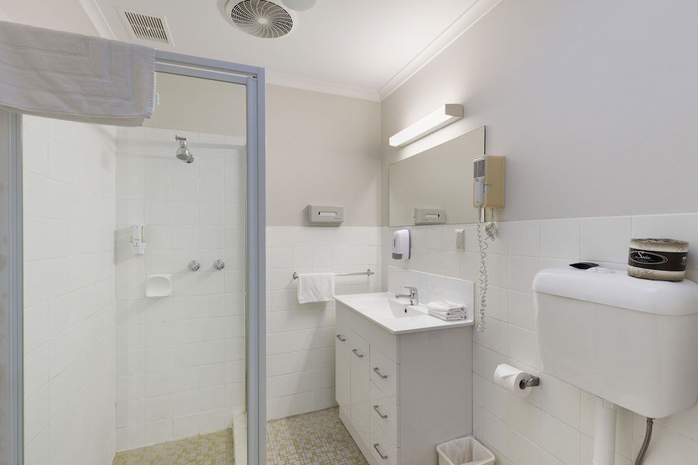 Alexander Motor Inn & Apartments Quadruple Family Room 2