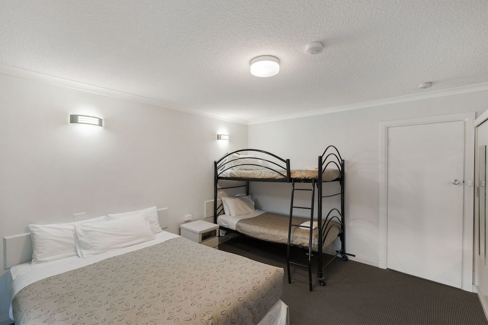 Alexander Motor Inn & Apartments Family Room 4