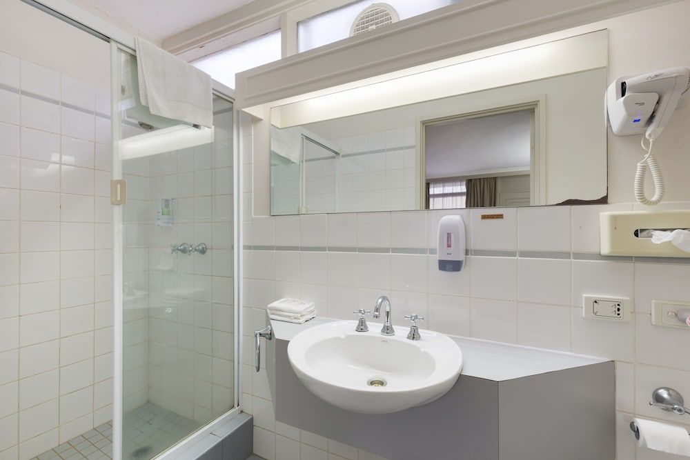 Alexander Motor Inn & Apartments Quadruple Family Room 3