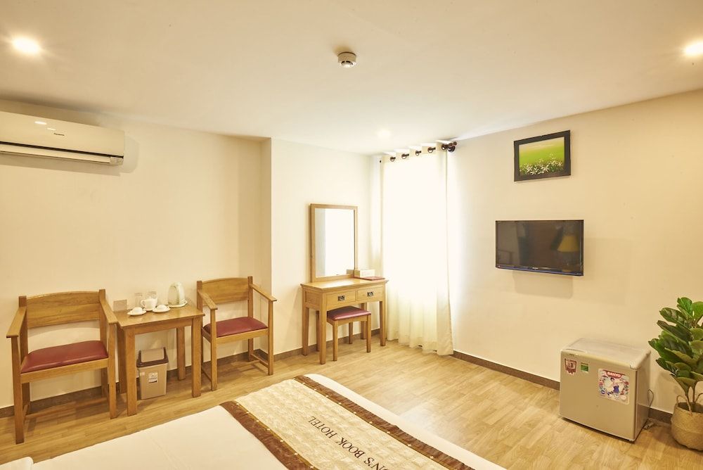 Sai Gon's Book Hotel - The Airport Front Standard Suite 6