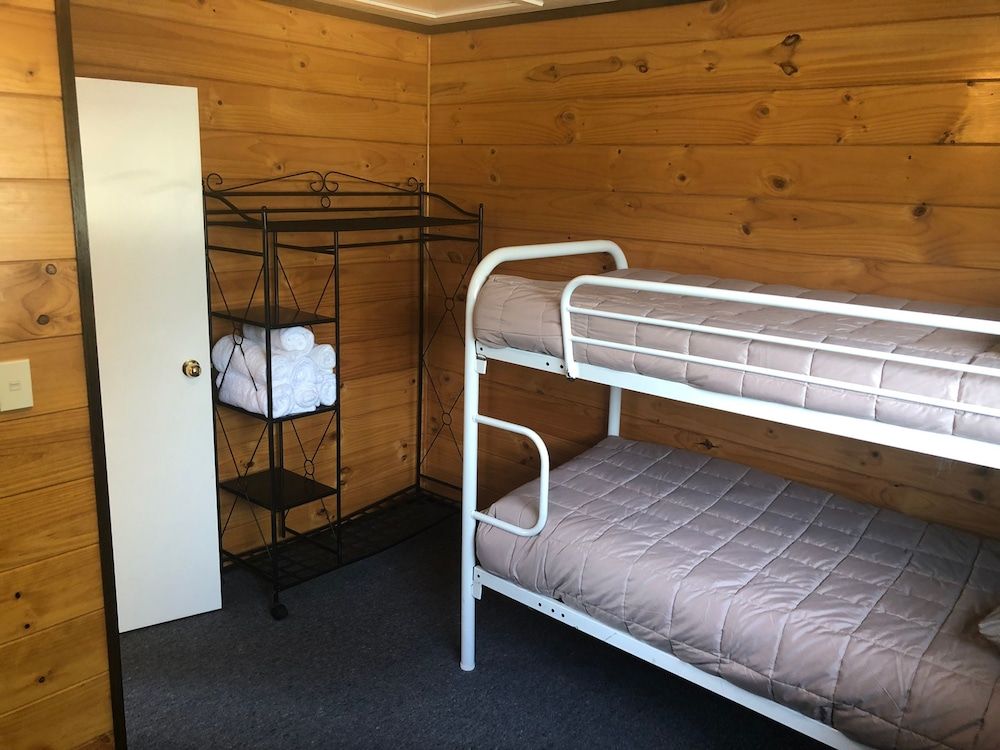 Large Kitchen Cabin (Shared Bathroom)