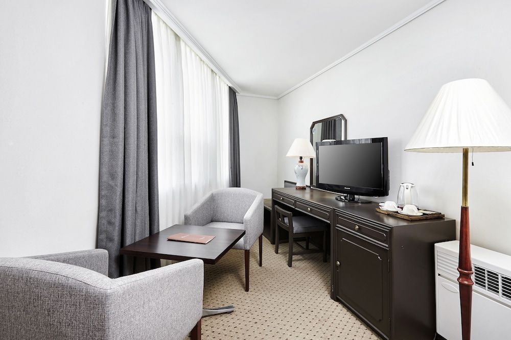 undefined Hotel President 10