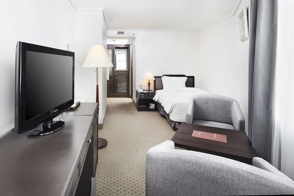 undefined Hotel President 8