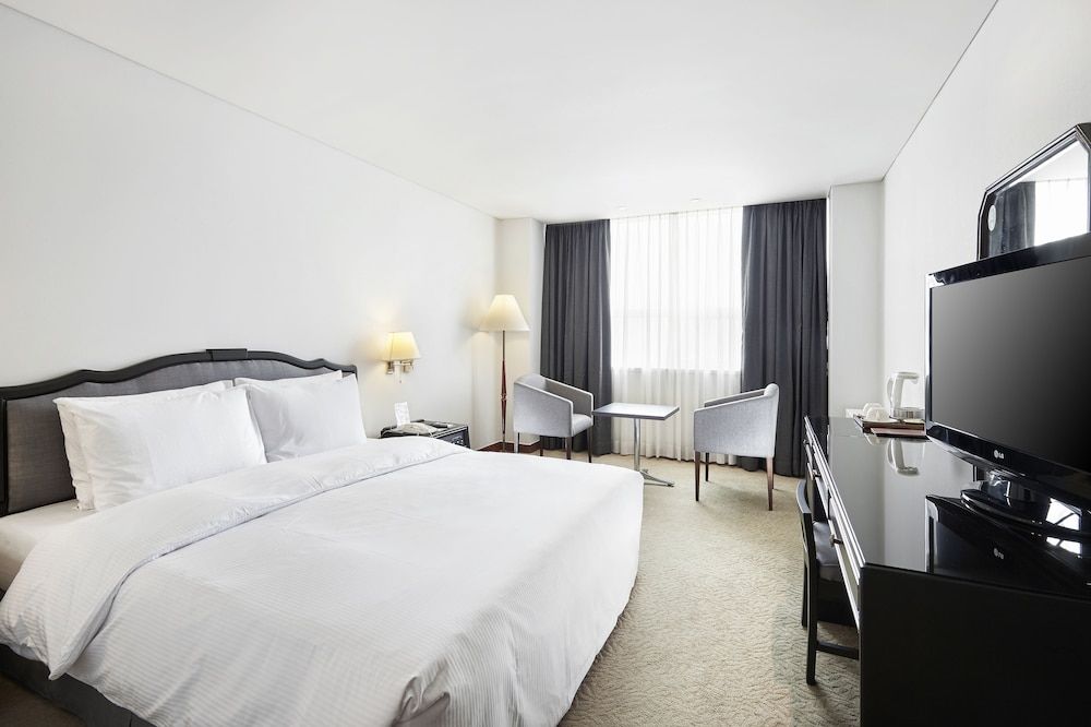 undefined Hotel President 5
