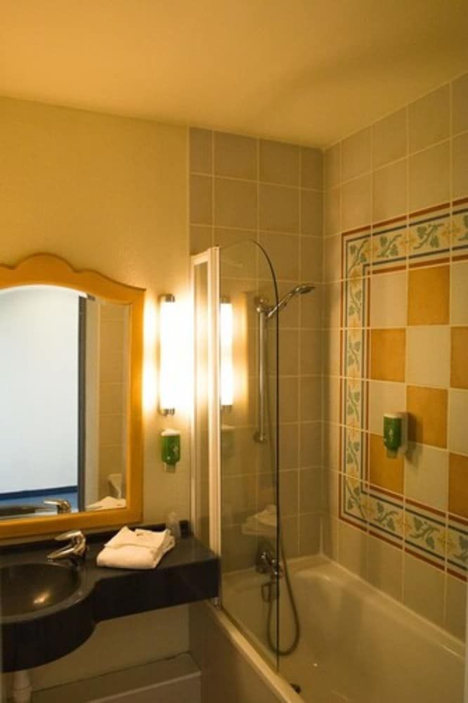 Best Western Hotel Le Sud Classic Room, 1 Queen Bed, Non Smoking, Bathtub 4