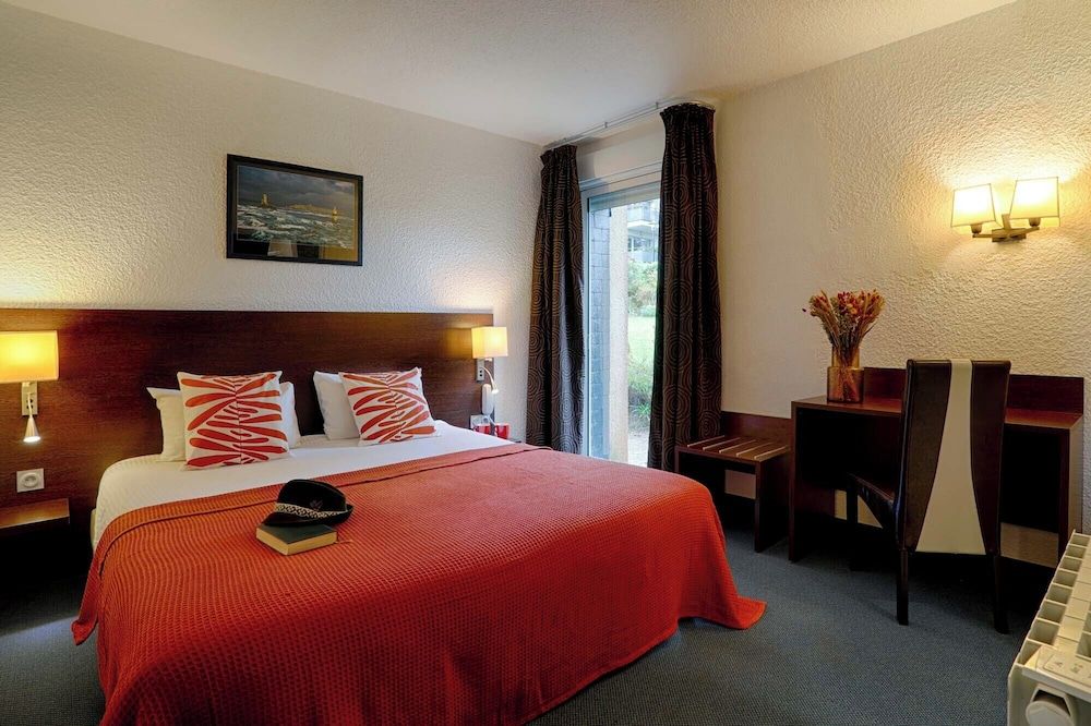 Brit Hotel Le Branhoc Superior Double Room (Shower) 4