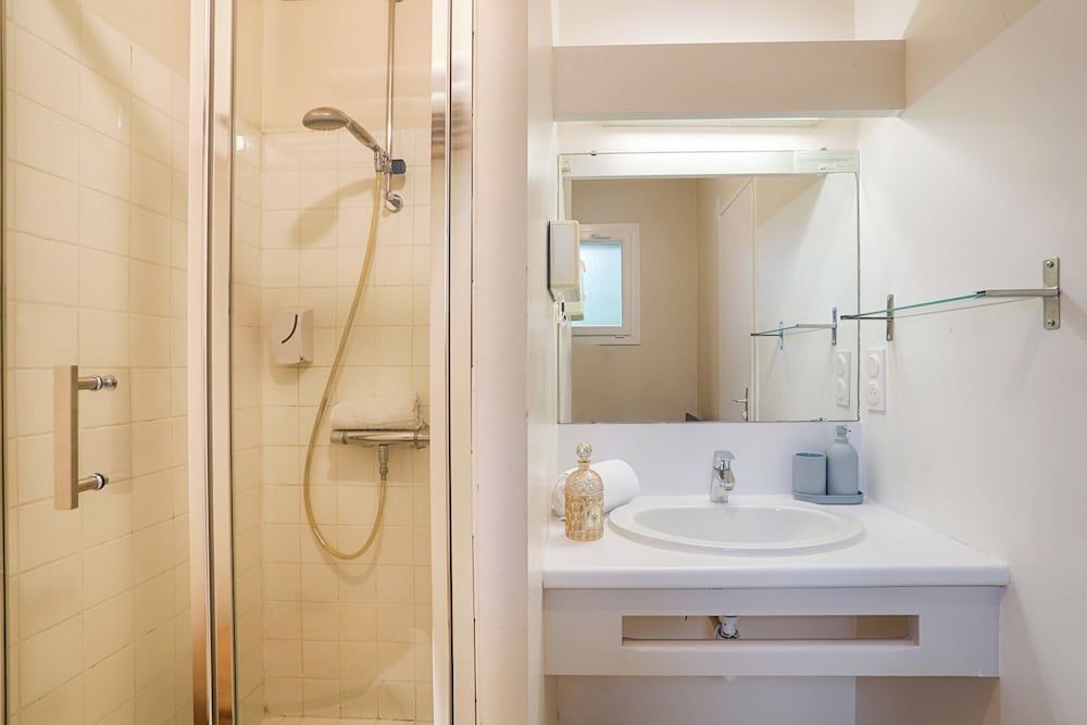 Brit Hotel Le Branhoc Superior Double Room (Shower) 28
