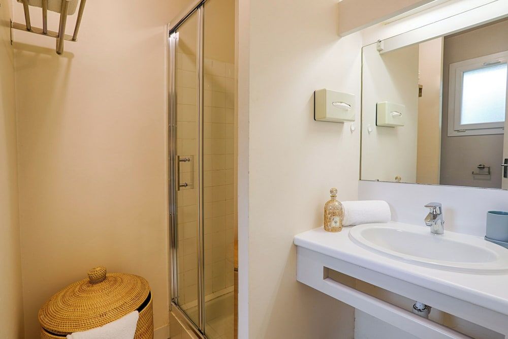 Brit Hotel Le Branhoc Superior Double Room (Shower) 27