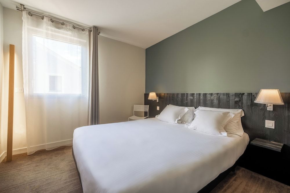 Standard Room, 1 Queen Bed, Courtyard View
