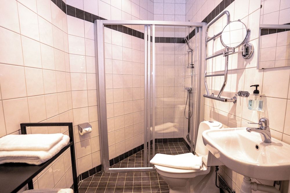 Queen's Hotel by First Hotels Double Room 8