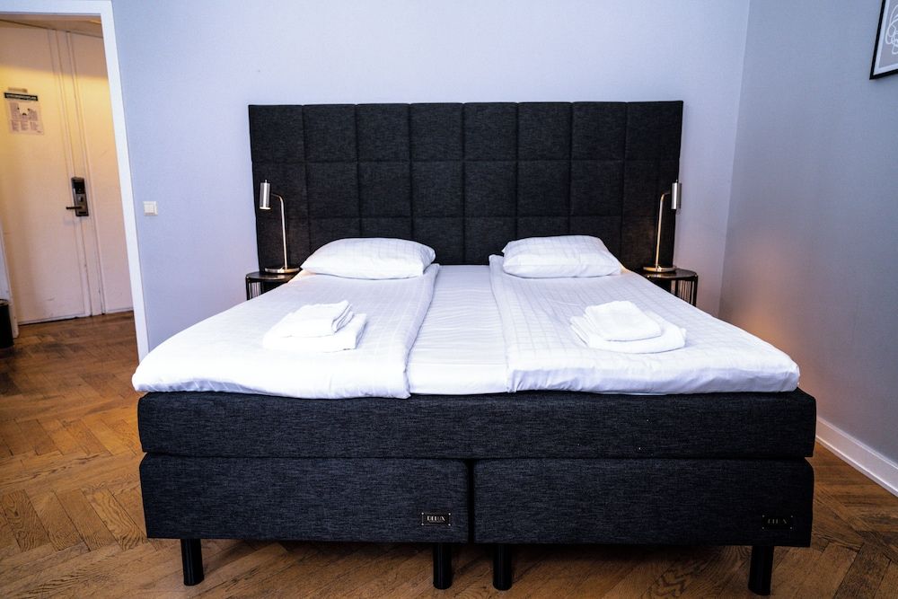 Queen's Hotel by First Hotels Double Room 4