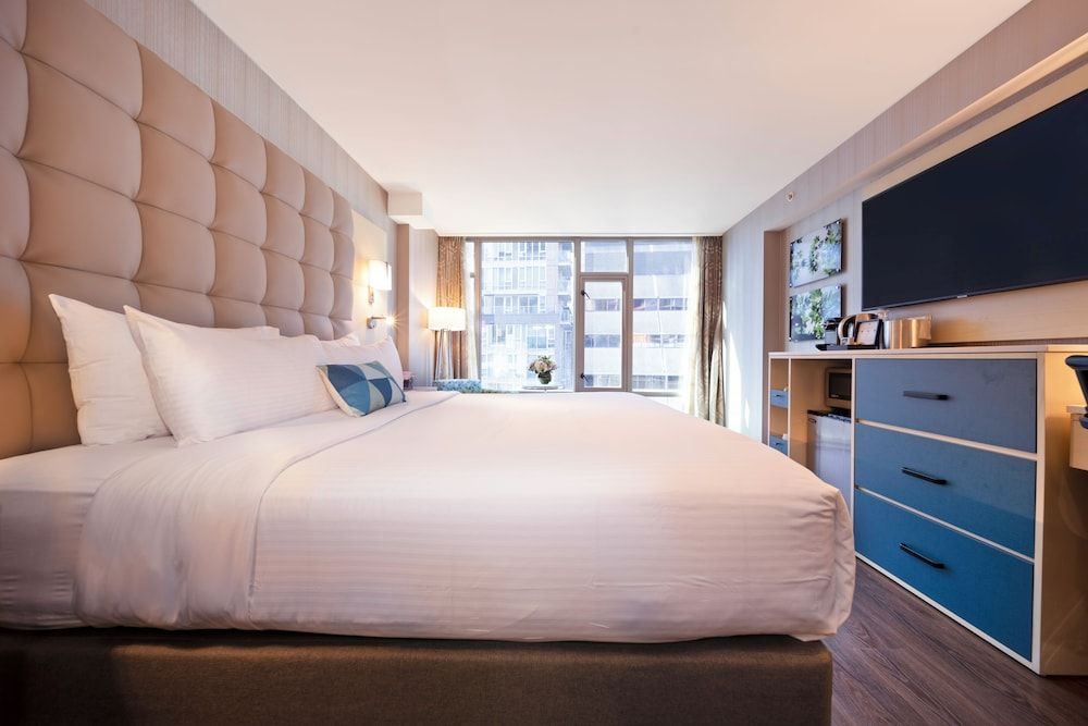 Hotel Blu Vancouver Deluxe Room, 1 King Bed 5