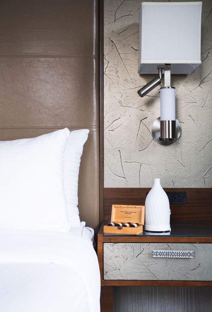 Hotel Blu Vancouver Deluxe Room, 1 King Bed 9