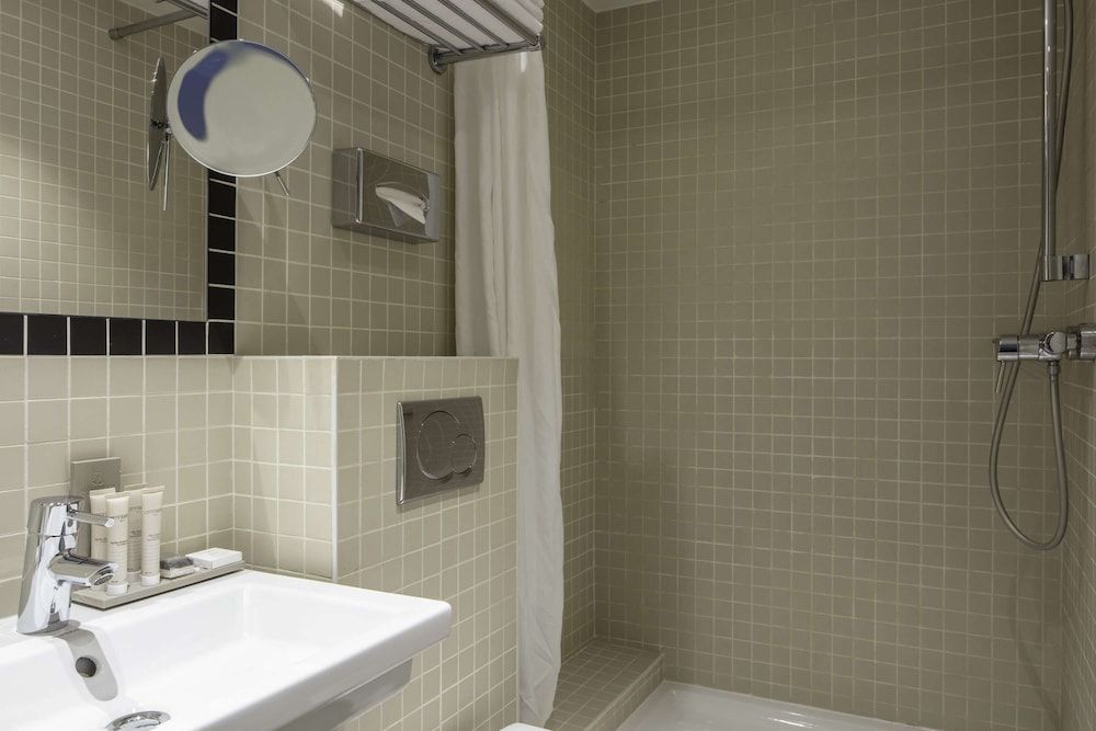 Hôtel Palm - Astotel Standard Double room - Complimentary soft minibar, courtesy tray, Chromecast, digital press 4