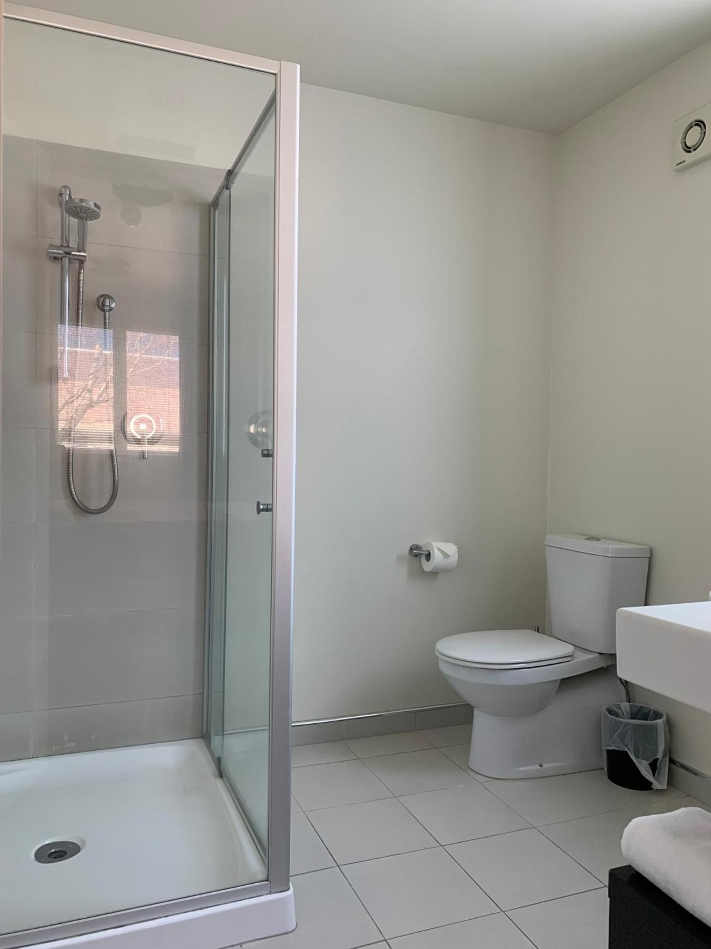 One-Bedroom Apartment with Shower