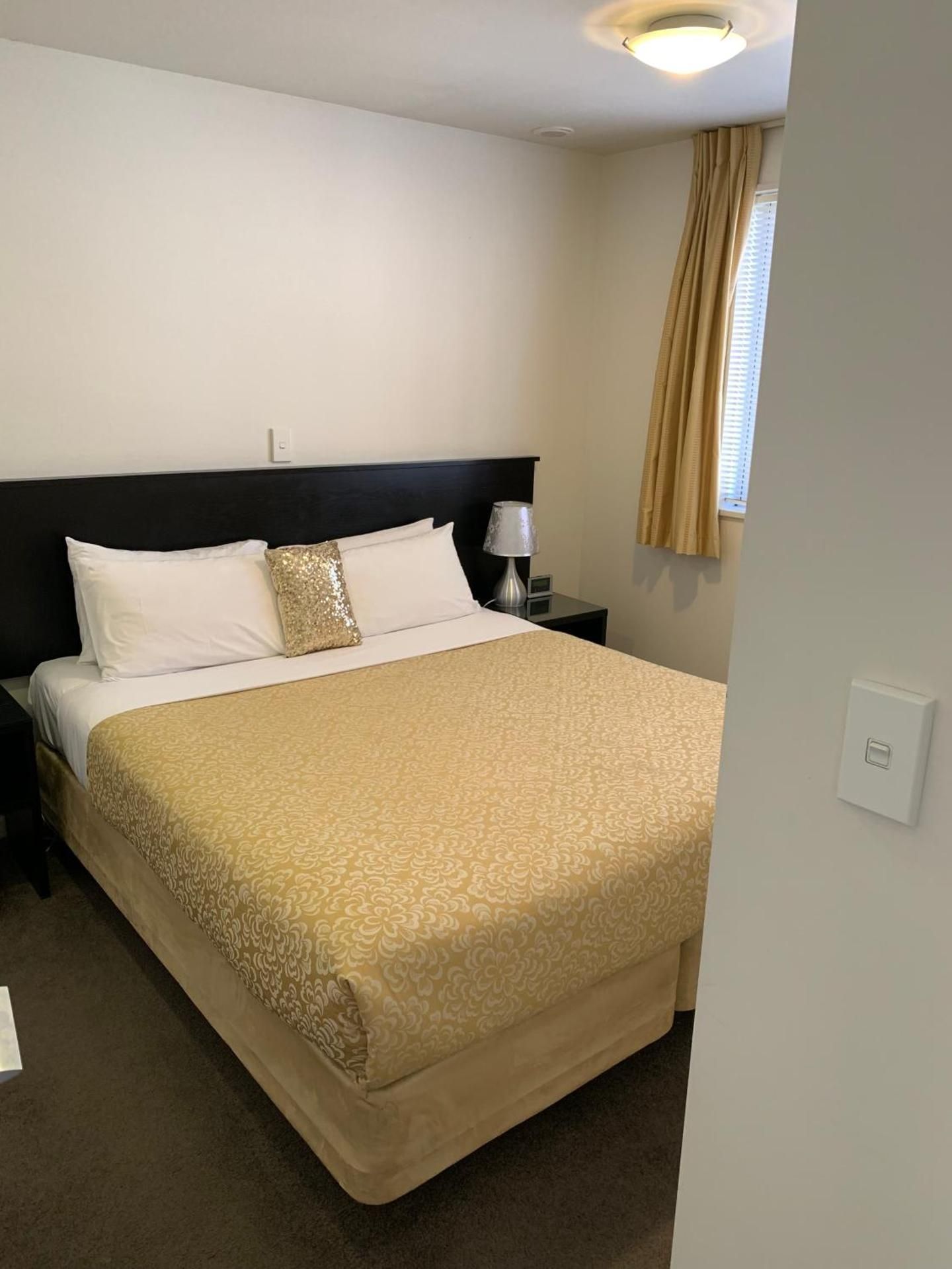 One-Bedroom Apartment with Shower