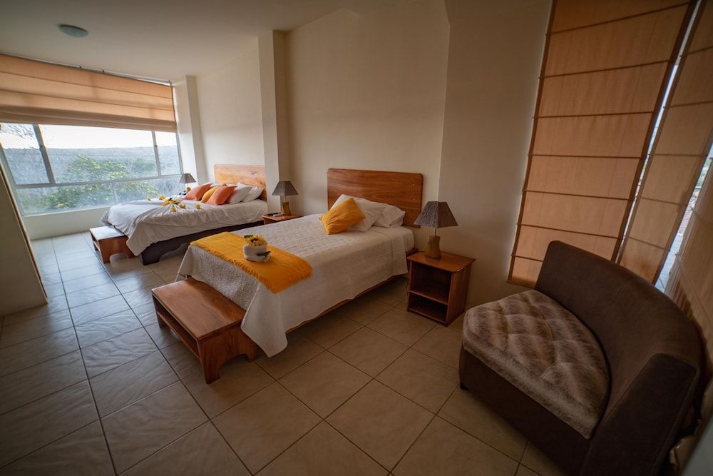 Hotel Albatross Twin Room, 2 Queen Beds, Balcony, City View 6